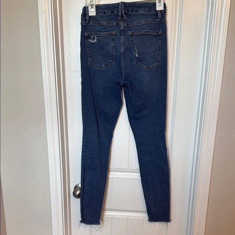 Good American Blue Skinny Jeans with Raw Hem - Picture 5 of 6